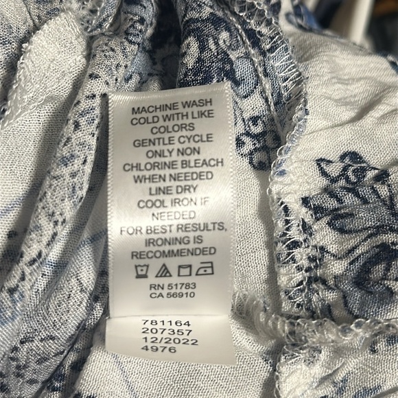 Blue and White Patterned Women's Top Size Medium no tag Tie Neck Summer Top - Picture 9 of 9